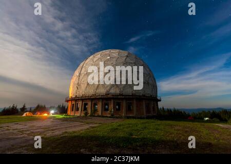 Morgenlicht reflektiert auf alte verlassene sowjetische Fernradar-Station Pamir, militärische Einheit mit Antennen in Karpaten, Ukraine Stockfoto