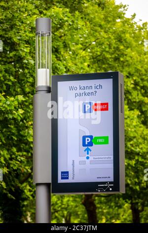 Essen, Ruhrgebiet, Nordrhein-Westfalen, Deutschland - Intelligente Polen, intelligente Straßenlampen sind Parkwächter, kostenlose Ladestation für elektrische Ka Stockfoto