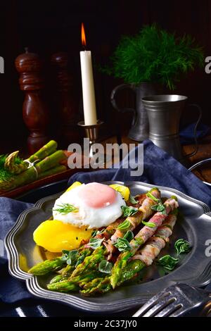 Köstlicher grüner Spargel in Speck und Ei gewickelt Stockfoto