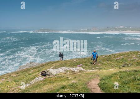 Ein Panoramablick über Fistral Bay in Richtung Towan Head an einem windigen Tag in Newquay in Cornwall. Stockfoto