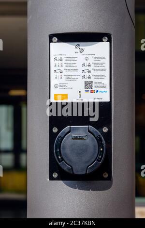 Essen, Ruhrgebiet, Nordrhein-Westfalen, Deutschland - Intelligente Polen, intelligente Straßenlampen sind Parkwächter, kostenlose Ladestation für elektrische Ka Stockfoto