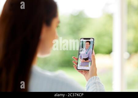 Frau im Gespräch mit dem Arzt über Konferenzgespräch Stockfoto
