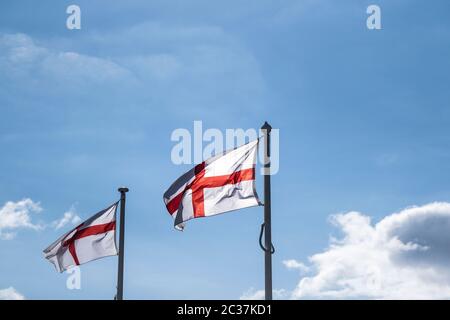 Fahnen des Kreuzes des heiligen Georg flattern im Wind. Stockfoto