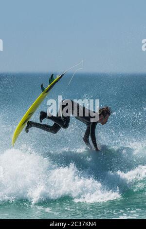 Spektakuläre Action als Surfer im Fistral in Newquay in Cornwall. Stockfoto