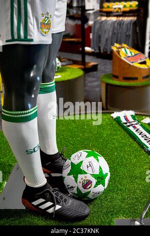 Besuch des FC Rapid Wien Fanshops Stockfoto