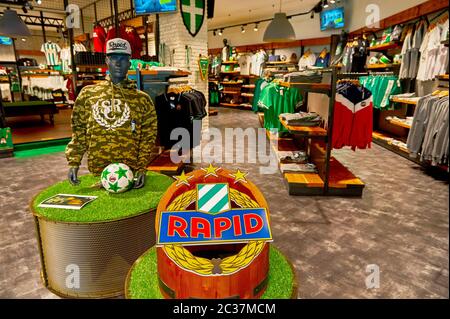 Besuch des FC Rapid Wien Fanshops Stockfoto