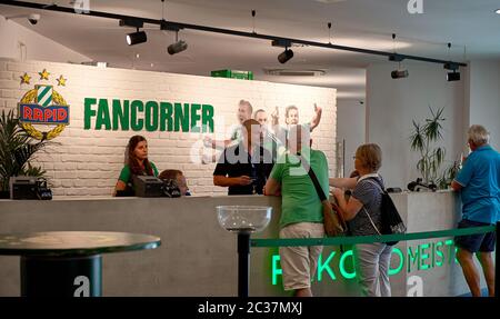 Besuch des FC Rapid Wien Fanshops Stockfoto