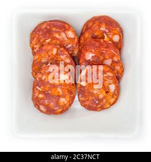 Chorizo Paprika Salami Wurst in einer weißen Schüssel in der Draufsicht Stockfoto