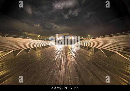 Breite hölzerne Treppe in der Mitte des Osanbashi Pier, wo die Wörter König Königin und J eingeschrieben sind Stockfoto