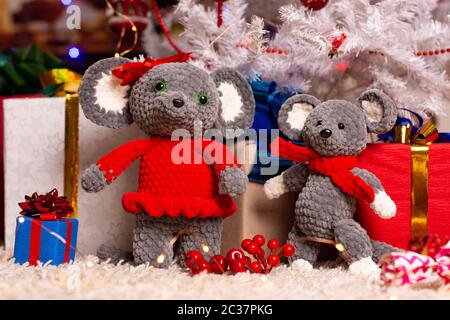 Zwei selbstgemachte Plüsch Mäuse unter den Weihnachtsbaum mit Geschenken Stockfoto