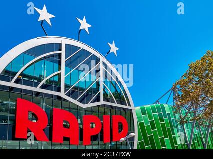 Modernes Gebäude des Allianz Stadions - der offiziellen Arena des FC Rapid. Wien, Österreich Stockfoto