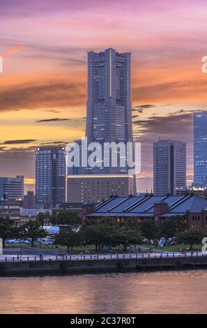 Wahrzeichen Tower und Red Brick Warehouse in den Sonnenuntergang Himmel von Minato Mirai Bezirk in Yokohama in Jap Stockfoto