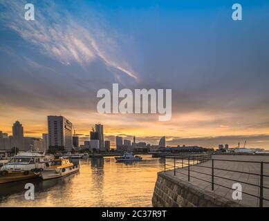 Panorama vom Hafen am Osanbashi Pier, wo Fischerboote festgemacht werden Stockfoto