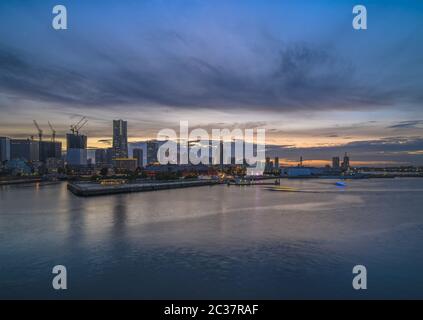 Panorama vom Hafen von Osanbashi Pier des Landmark Tower, der Cosmo Clock 21 Big Wheel, der Pacifico Stockfoto