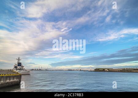 Yokohama Bay Bridge und Ōsanbashi Pier im Minato Mirai Bezirk von Yokohama mit einem Schiff, das an einem festgemacht hat Stockfoto