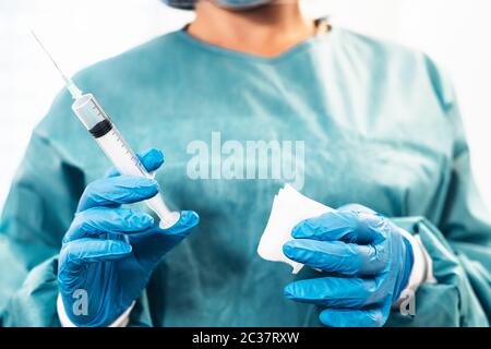 Nahaufnahme Frau Arzt mit Spritze Impfstoff im Krankenhaus zur Verhinderung eines Stop Corona Virus Ausbruch Stockfoto