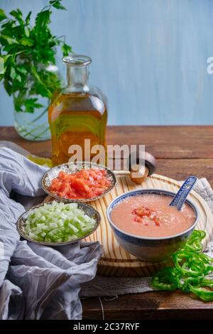 Sommersuppe mit einer cremigen Textur, die kalt serviert wird, aus einer großen Menge von reifen Tomaten, frisches Gemüse der Saison, kann es allein serviert werden Stockfoto