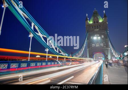 Fahrzeuge fahren über die Tower Bridge über die Themse in London, Großbritannien Stockfoto