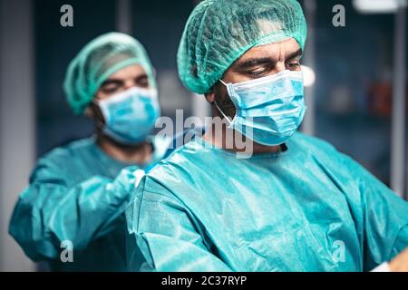 Ärzte Vorbereitung für chirurgische Operation im Krankenhaus während Corona Virus Ausbruch - Medizinische Mitarbeiter immer bereit für den Kampf gegen Coronavirus Stockfoto