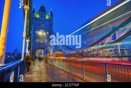 Fahrzeuge fahren über die Tower Bridge über die Themse in London, Großbritannien Stockfoto