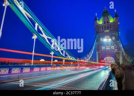 Fahrzeuge fahren über die Tower Bridge über die Themse in London, Großbritannien Stockfoto