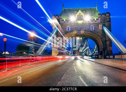 Fahrzeuge fahren über die Tower Bridge über die Themse in London, Großbritannien Stockfoto