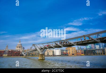 St. Paul's Cathedral über die Millennium Bridge und die Themse in London, Großbritannien Stockfoto