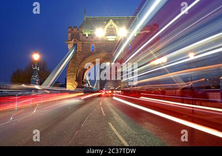 Fahrzeuge fahren über die Tower Bridge über die Themse in London, Großbritannien Stockfoto