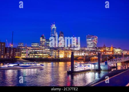 Blick auf die Londoner Skyline über die Themse in London Stockfoto