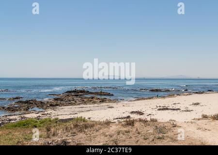 Blick auf Robben Island von der Sea Point Promenade in Kapstadt, Südafrika gesehen. Stockfoto