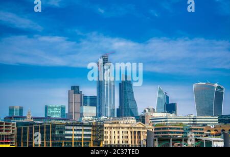 Skyline von London über der Themse Stockfoto