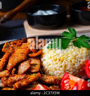 Bulgur with Gebratenem fleisch and joghurtsoße Stockfoto