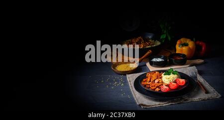 Bulgur with Gebratenem fleisch and joghurtsoße Stockfoto