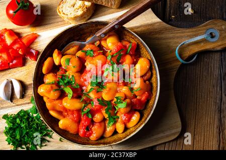 Rustikale Riesenbohnen mit frischer Tomatensauce Stockfoto