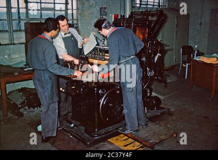 Rehabilitation von Häftlingen mit neuen Fähigkeiten im Rikers Island Gefängniskomplex, East River, New York, USA 1963. Die Gefangenen werden über den Gebrauch einer Druckmaschine unterrichtet, wobei ein gedruckter Papierproof zur Inspektion hochgehalten wird. Stockfoto