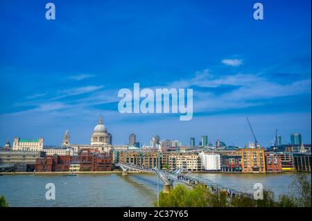 St. Paul's Cathedral über die Millennium Bridge in London, Großbritannien Stockfoto