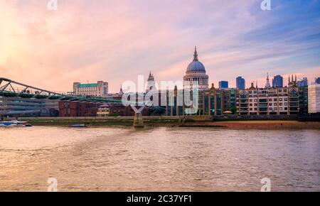 St. Paul's Cathedral über die Millennium Bridge und die Themse in London, Großbritannien Stockfoto