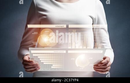 BusinessWoman nutzt die virtuelle Schnittstelle Stockfoto