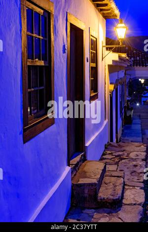 Nachtansicht der historischen Stadt Tiradentes in Minas Gerais Stockfoto