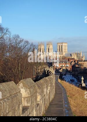 Blick auf york Mminster von der Stadtmauer mit Menschen und Verkehr über die lendal Brücke Stockfoto