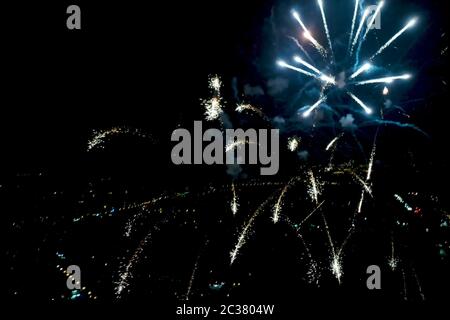 Feuerwerk zum Neujahr, Innenansicht des Feuerwerks, bunte Pyrotechnik-Blitze. Stockfoto