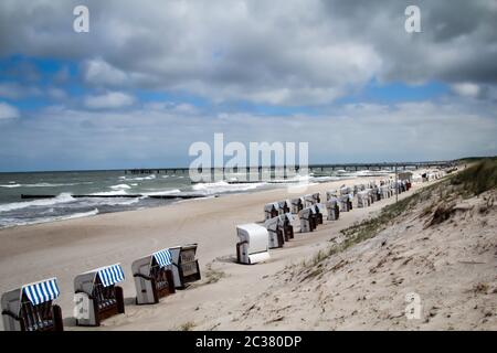 Blick auf den Ostseestrand mit liegen Stockfoto