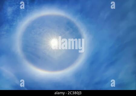 Sonne Halo Blauer Himmel, Sonnenphänomen, Naturphänomen Stockfoto