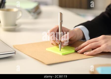 Nahaufnahme der Geschäftsführerin schreibt auf einem Schreibtisch im Büro Haftnotizen Stockfoto