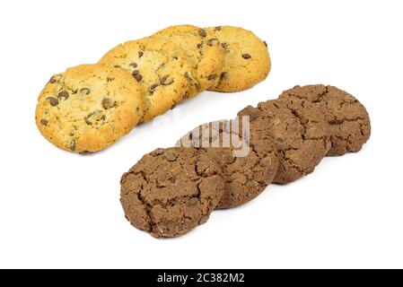 Verschiedene Schokoladen-Chips-Plätzchen in einer Reihe isoliert auf weißem Hintergrund mit Clipping-Pfad Stockfoto