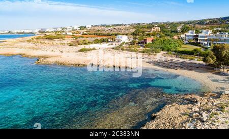 Vogelperspektive auf den Strand Ammos tou Kambouri, Ayia Napa, Cavo Greco, Famagusta, Zypern. Die Wahrzeichen Touristenattraktion felsiger Strand mit goldenem Stockfoto