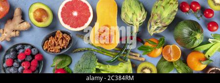 Veganes Essen mit Panoramaaufnahme von oben nach unten. Gesundes Ernährungskonzept. Obst, Gemüse, Nüsse, von oben geschossen. Ein flaches Lay Stockfoto