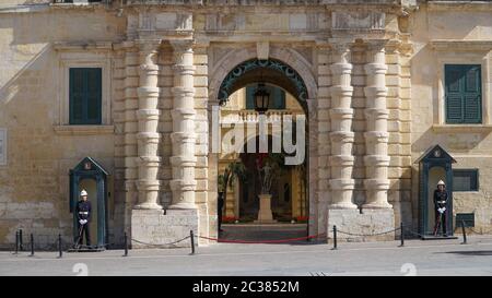 VALLETTA - MALTA, April 2018: Ehrenwache in der Nähe des Palastes des Großmeisters in der antiken Stadt Valletta, Malta Stockfoto