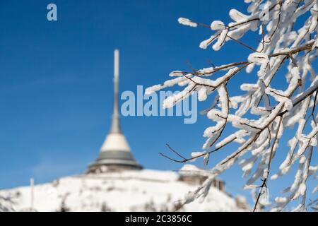 Tschechische Republik - Liberec - Sender Jested im Winter - schöner sonniger Tag. Ein großes weißes Gebäude undefiniert Stockfoto