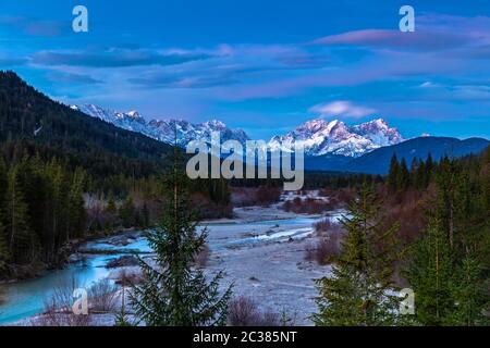 Dämmerung in Isar Valley in der Nähe von Wallgau, Bayern, Deutschland Stockfoto